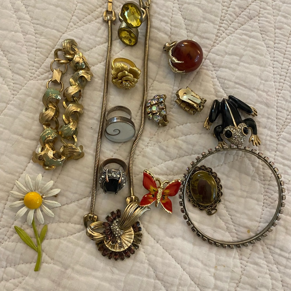 Lot of vintage jewelry 13 pieces